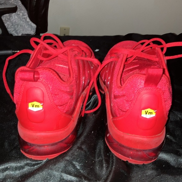 Nike vaper max’s size 10.5 mint condition only been worn 2 times.wanna get rid